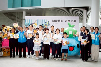 盧市長與眾人拿起書籍合影2