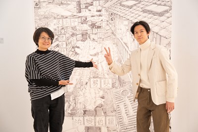 自由-母子藝術家林汝貞與劉證宇，後為作品《壓縮-怪物市集》