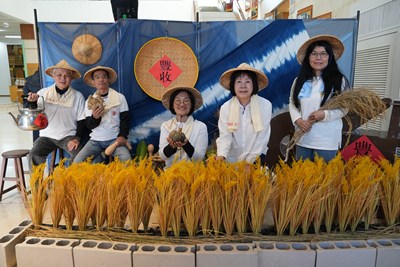 葫蘆墩文化志工授證「金稻豐收」象徵志工是城市文化的播種者
