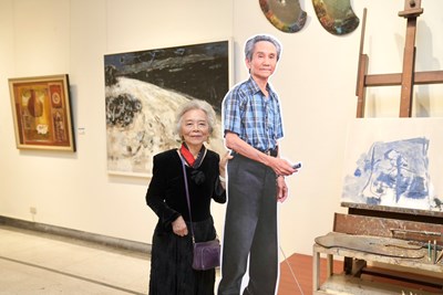 夫人楊淑貞女士於展場與陳銀輝教授立牌合影