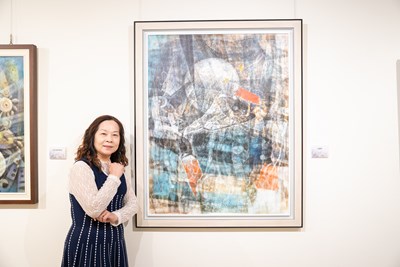 自由-賴瑞珍作品《月圓時》溫暖深邃的夜色，象徵生命的圓滿與希望