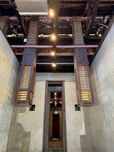 稻穀倉庫中自屋架垂下的「通氣柱」構造，讓稻米的濕氣可以藉由通氣柱加速排出_0