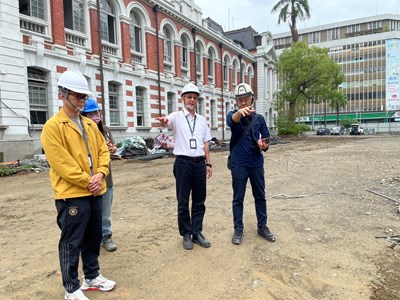 處長視察州廳工地，巡視戶外施工工項