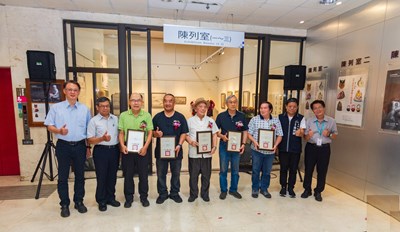 造劍獅頭製作粧佛漆器蓬萊塗保存者與施副座、陳主任、李處長合影_0