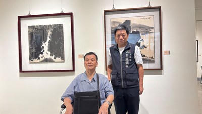 藝術家李惠正(左)與文化局施副局長合影