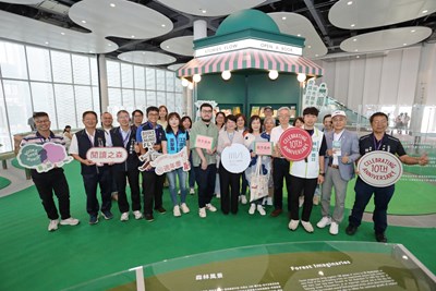 散步森林-臺中市圖十週年書展合影_0