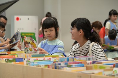 臺中市推動「閱讀起步走」多年，陪伴數萬個家庭從親子共讀開啟閱讀旅程_0