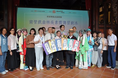 新書發表會由兩位陳局長與藝師貴賓大家合影_0_0