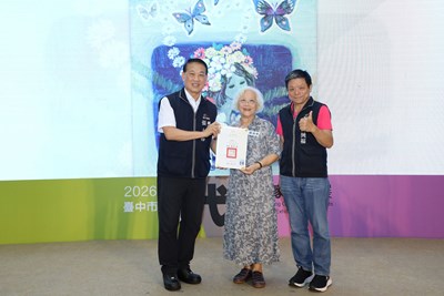 藝術家張淑美(圖中)出席臺中市當代藝術家邀請開幕式