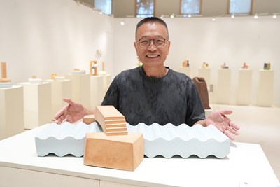 公版-劉鎮洲「河岸風景」作品取材居住地淡水河面波浪律動與岸邊景物