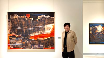 藝術家陳文龍與作品〈泊〉合影