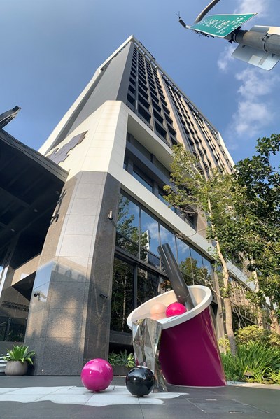 4_台中豐邑Moxy酒店外的人行道上,擺放臺中有名的巨型珍珠奶茶藝術裝置