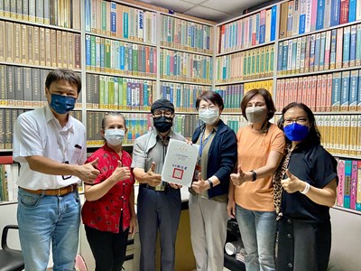 文化局長陳佳君拜訪楊夏蕙主席(左三)及林采霖執行長(右一),並致贈感謝狀,黃馨慧議員
