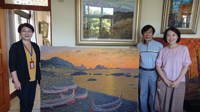 劉清嵐賢伉儷與父親劉國東的畫作合影