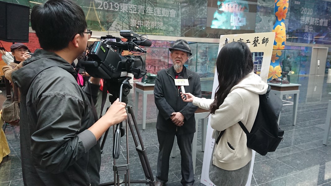第一屆臺中市工藝師賴作明接受媒體訪問