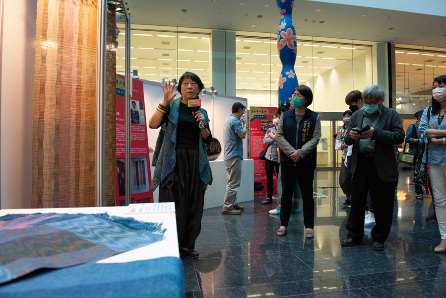 第三屆臺中市工藝師陳如萍與文化局長於展覽巡禮介紹展品