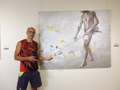 王南人作品《催花手》是清除雜念糾結的力量和決心,不執著過去、放眼未來。