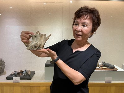 公版-蘇明華陶藝作品《生生不息》展現榕樹氣根觸地成枝、盤根錯節的風貌。