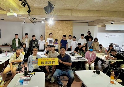 青少年爵士樂團歷屆學長姊擔任專題講師,分享於爵士音樂路上的經歷 (左邊李承育;右邊王大偉)