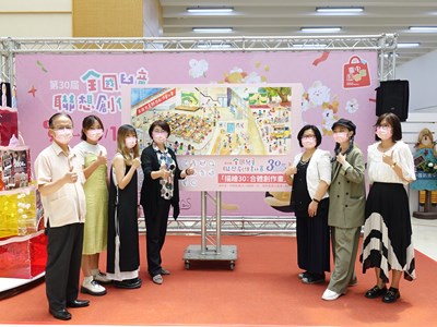公版-由左至右為前文化中心主任洪慶峰、合體創作畫作者卓毓晴和簡秀倩、陳佳君局長、信誼基金會處長林瑞丹、黃路玉苓、張薰元
