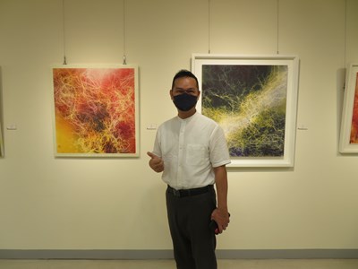 蕭明輝老師與作品合照