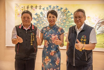 公版-由左至右,文化局副局長施純福、彩墨藝術家陳靜瑤、副市長令狐榮達(後為作品富貴繁華)
