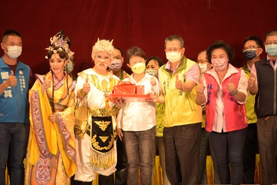 盧秀燕市長贈市政禮予明華園