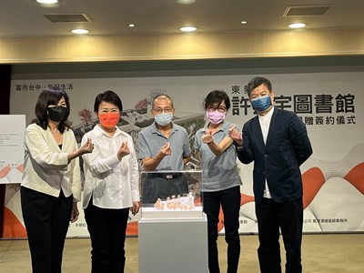 盧市長及與會貴賓共同揭開許良宇圖書館的未來樣貌