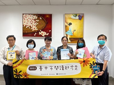 文化局長陳佳君前往臺中女監,由典獄長代表收贈閱讀禮袋