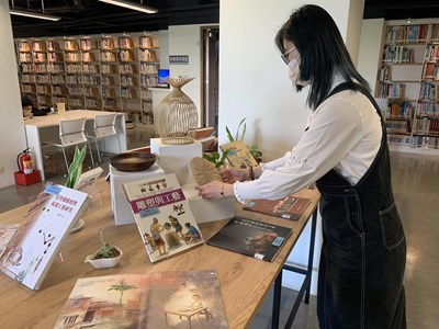 精武圖書館「工藝~工出哇欸藝」,展出傳統手工藝作品及圖書