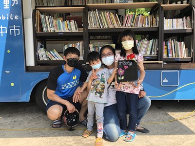 全家總動員一起來借書,享受幸福的閱讀時光