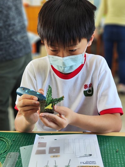 在泰安國小舉辦的-智慧工作坊-學生使用3d列印筆印製小盆栽