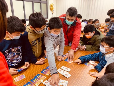 賴文男先生精研桌遊,經常帶領民眾從桌遊活動中學習各項知識