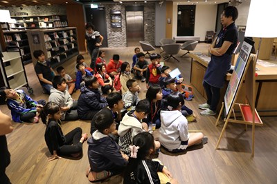 鼓勵閱讀風氣及推動閱讀平權,邀請東勢區新成國小學童夜宿圖書館
