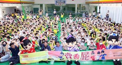 公01 「行動表演藝術列車」前進校園，第一站來到臺中市沙鹿區的北勢國小，受到師生的熱烈歡迎