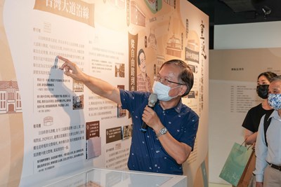 廖振富老師於展區導覽
