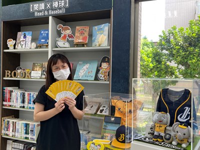 只要在中市圖的17館舍完成借書解鎖任務,換取中信兄弟主場球票