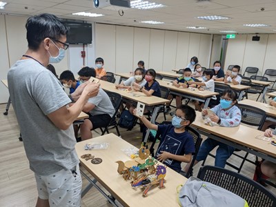 總館AI課程結合組裝機器恐龍等活動，培養科技素養