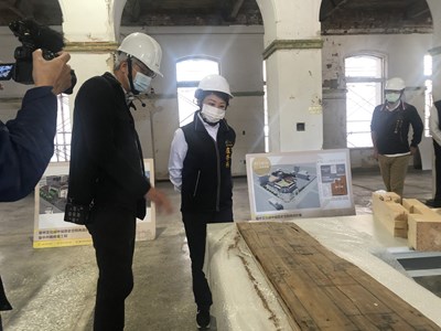 建築師為盧市長解說再造歷史現場修復計畫(110.1)
