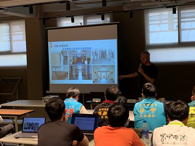 5計畫主持人郭俊沛參與許多臺中市文化資產修復工作,於現場說明未來再利用原則