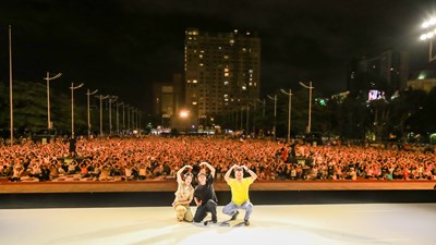 現場觀賞人數超過一萬五千人，擠滿臺中市府前廣場。攝影 曾悅倫。