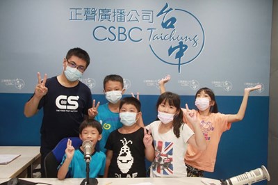 參與學員可以進入電台錄音室體驗,歡迎參加(正聲廣播電台提供)