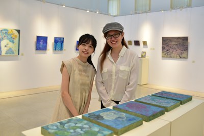 公版-藝術結緣並同行的好友陳胤汝(左)與楊渝惠(右),相偕展出《瑤草琦花‧荏苒心境》聯展