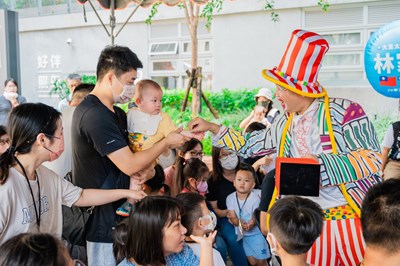 魔術秀演出,為社區及鄰近幼兒家庭帶來有趣閱讀體驗