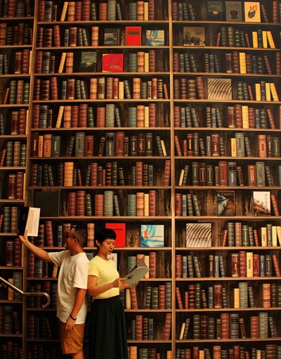 藝享800主題書牆展現大墩文化中心40年出版近800冊藝文圖書